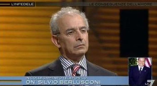Gad Lerner ascolta gli insulti di Berlusconi