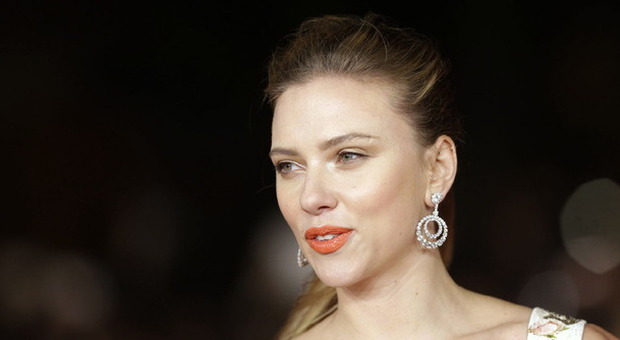 Scarlett Johansson non molla nonostante le polemiche: resta il volto di un'azienda israeliana
