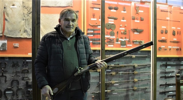 Bepi, 70 anni, il collezionista di armi col fucile di Garibaldi