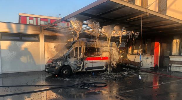 Boato e incendio alla Croce Rossa: ambulanza distrutta dal rogo