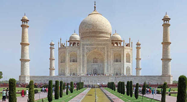 Il famoso monumento indiano Taj Mahal