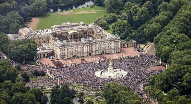 Pic-nic a Buckingham Palace: il giardino della Regina apre ai turisti