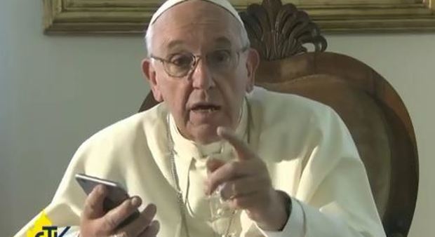 Papa Francesco e la parabola dell'iPhone: «Se non c'è Gesù è come se non ci fosse campo»