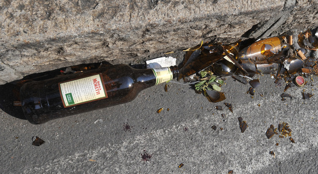 Roma, difende un amica e viene preso a bottigliate in testa: denunciata una ragazza