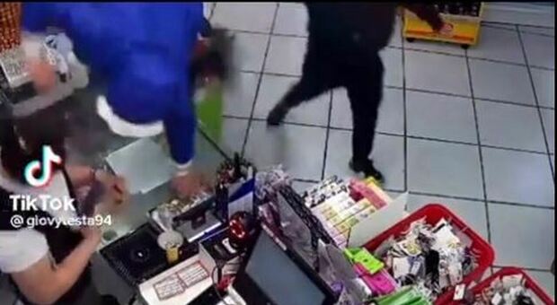 Un frame dal video della rapina