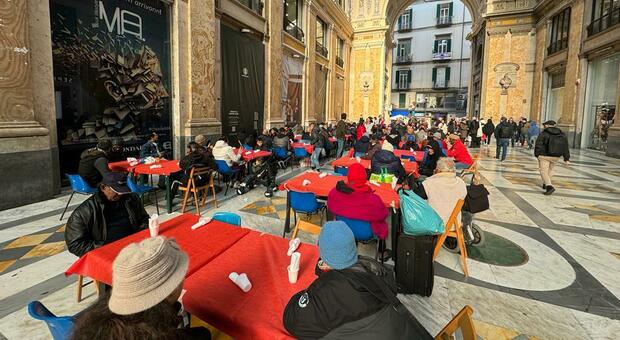 Il pranzo per i poveri nella Galleria Umberto