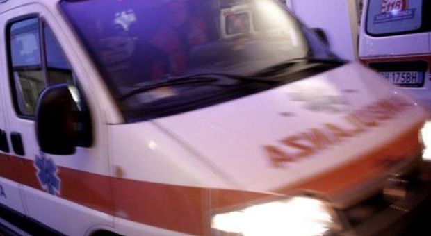 Schianto fra Opel e Alfa all'incrocio: un'intera famiglia finisce in ospedale