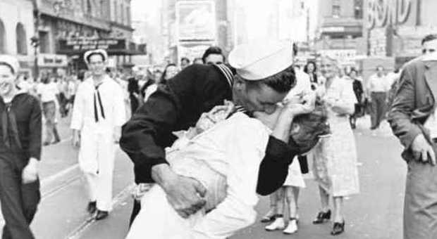 Lo storico bacio del marinaio a Times Square: ci hanno mentito, ecco perché