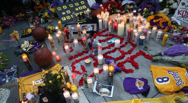 immagine Kobe Bryant morto, l'omaggio commosso dei tifosi fra candele, fiori e striscioni