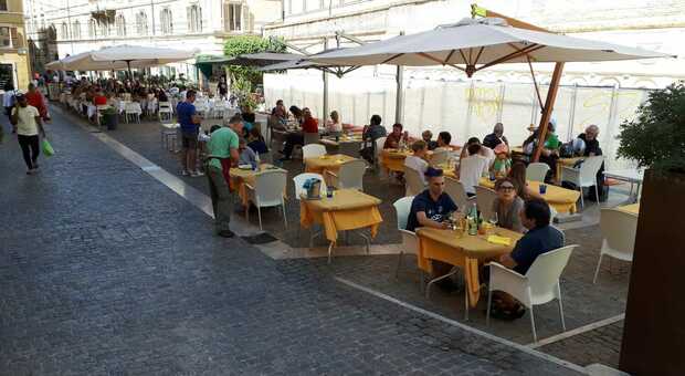 I commercianti di Ancona: «Il mercatino non basta, per avere il centro pieno servono eventi e decoro»