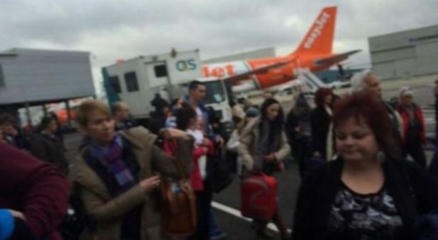 Londra, allarme all'aeroporto di Luton: evacuato terminal per incendio