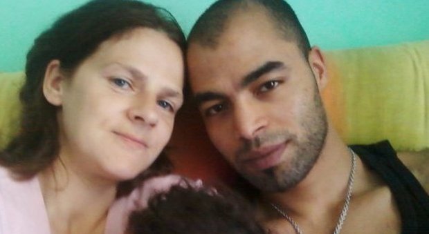Novara, tunisino uccide la compagna a coltellate dopo un litigio. Lei tenta di fuggire ma muore in strada