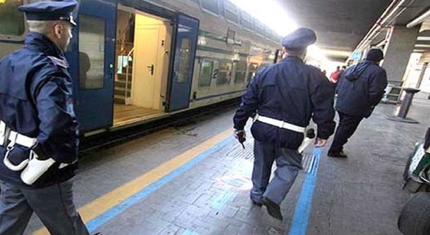 Pescara, sesso in stazione tra i pendolari: alla coppia focosa costa seimila euro di multa