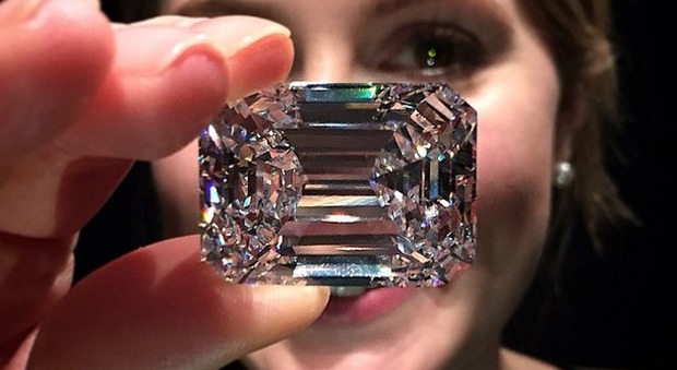 Compra un diamante al mercatino per 10 sterline, Sotheby's lo rivende a un prezzo choc