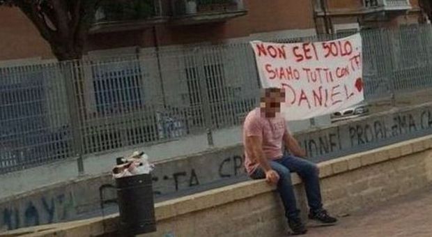 Ucciso a botte a Torpignattara spuntano striscioni di solidarietà per il minorenne omicida