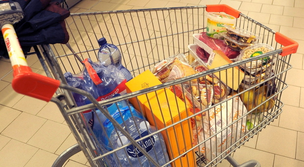 Assalto ai supermercati: «Accaparramenti inutili, la merce arriva regolarmente»