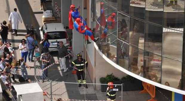Roma, al Bambino Gesù pompieri vestiti da Spiderman e Superman sui tetti dell'ospedale