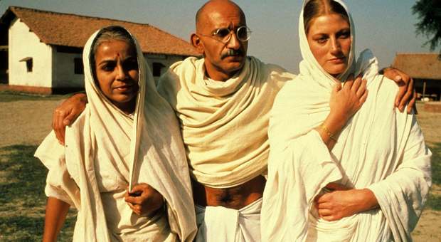 Ben Kingsley, al centro, nel film Gandhi di Richard Attenborough