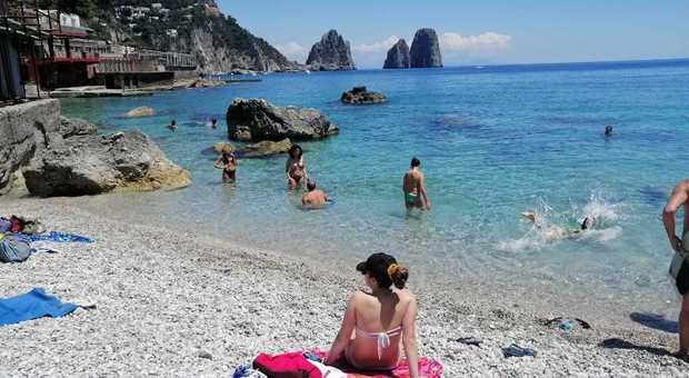 A Capri un'estate slow, primi bagnanti a Marina Piccola
