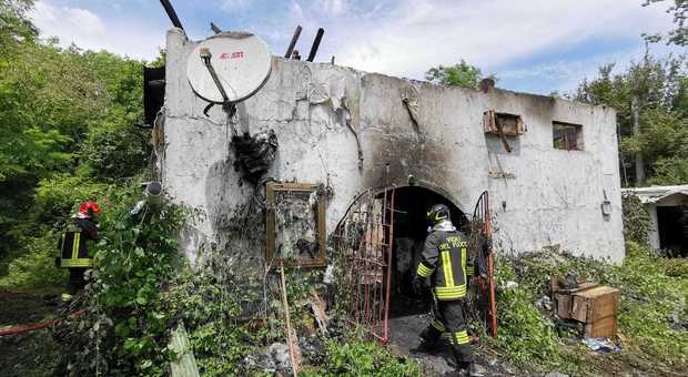 Il rustico distrutto dall'incendio a Maniago