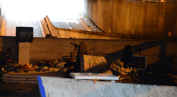 Napoli, baraccopoli, rifiuti e mattoni lanciati nel sottopasso Claudio allo stadio