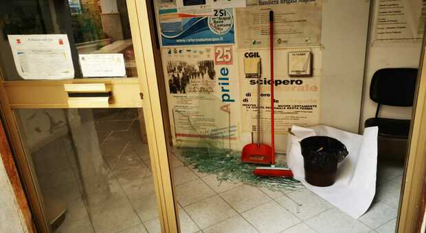 Attacco alla Cgil di San Vito Chietino: vetrata spaccata e stanze a soqquadro (Foto Colacioppo)