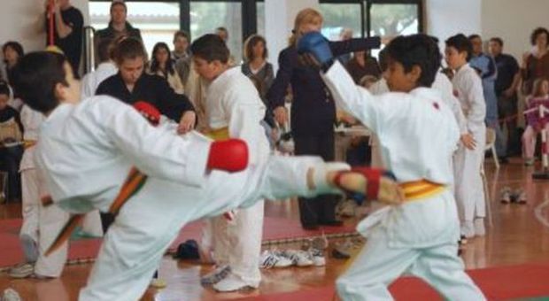 Tiziano, bimbo disabile di 7 anni allontanato dalla palestra di karate: "Disturba"