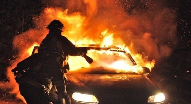 Incendio a casa del notaio: distrutte due auto, evacuata tutta la famiglia