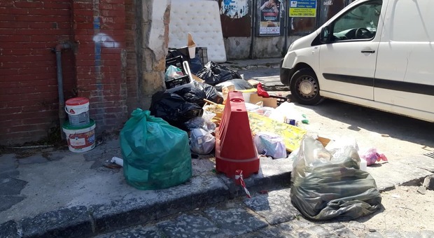 Materassi e frigo in strada, nel Napoletano regna l'inciviltà