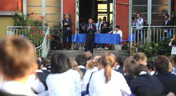 Milano, al primo giorno di scuola anche il Ministro Lupi