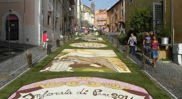 Festa a Genzano, migliaia di visitatori per l'infiorata di pane