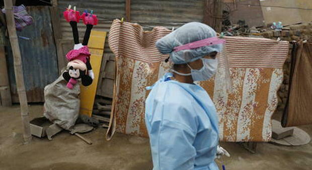Covid, in Perù via alla terza dose per il personale sanitario