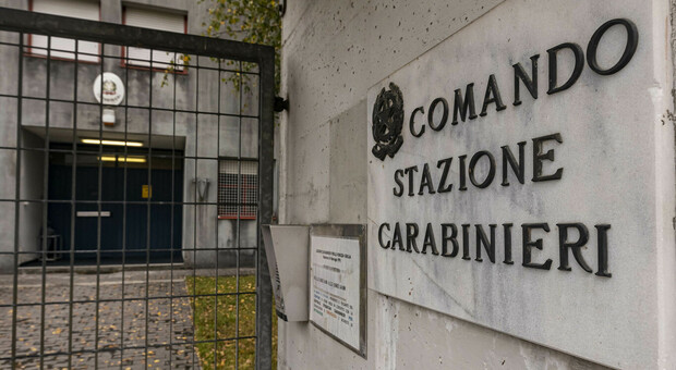 Moglie violenta atterra un carabiniere e ne colpisce un altro: finisce in carcere