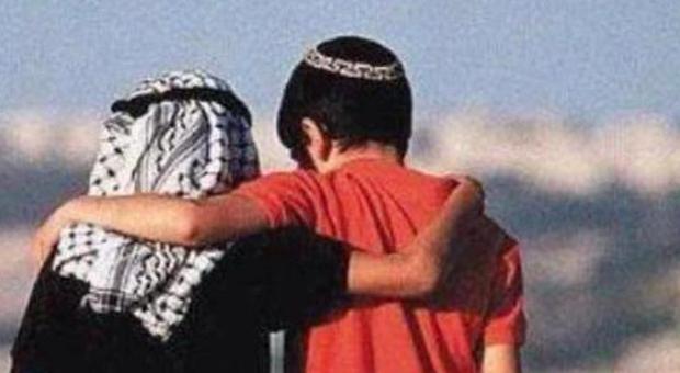 La foto tra i bambini israeliano e palestinese: simbolo per vent'anni. Ma era un falso