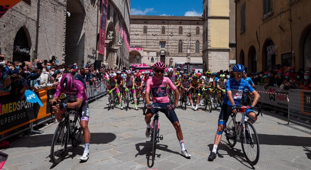 La partenza della Perugia-Montalcino da Corso Vannucci nel maggio 2021. A sinistra Sagan in ciclamino e al centro Bernal in rosa