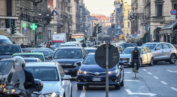 Ecotassa su auto più inquinanti fino a 2.500 euro. Bonus fino a 6mila per chi rottama