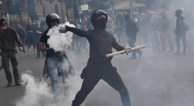 Antifascisti contro Casapound, mille in piazza a Genova: scontri con la polizia e feriti