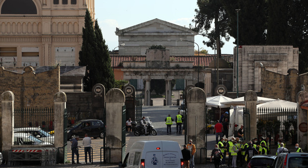 Napoli, querelle loculi cimitero di Poggioreale: lettera aperta a Mattarella e diffida all’Amministrazione cittadina