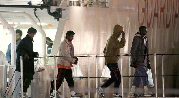 Migranti, i superstiti arrivati a Catania. Fermati due scafisti, accusati di omicidio