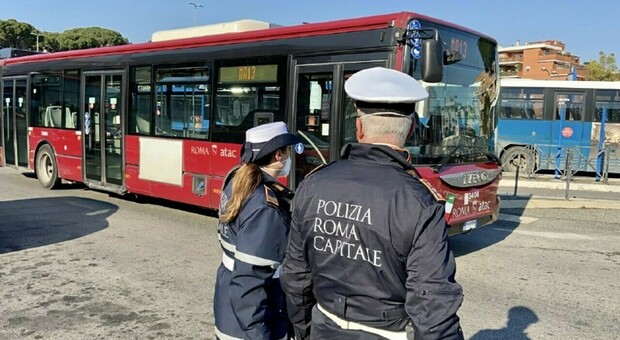 Roma, bus e metro solo col Green pass: forze dell'ordine e vigili a bordo, multe salatissime