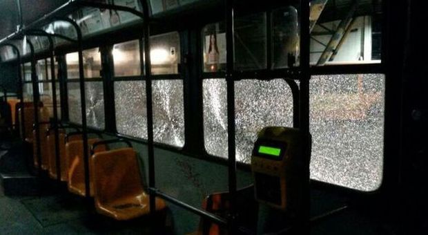 Napoli, sassaiola contro bus e filobus: "Sfiorata la tragedia a bordo"