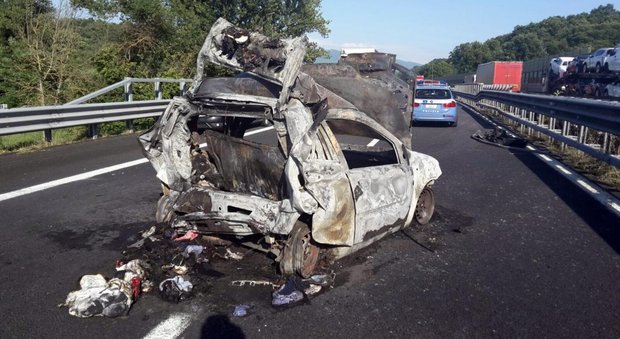 Tir tampona Punto sull'A1: 3 morti carbonizzati, autostrada chiusa
