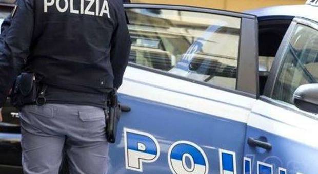 Napoli, rapinano giovane turista sputandogli addosso: due arresti