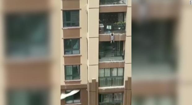 Cina, bimbo cade dal sesto piano, la folla lo salva con una coperta