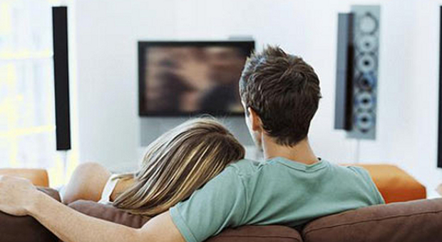 Sesso sul divano di casa davanti alla tv, poi la scoperta choc per la coppia