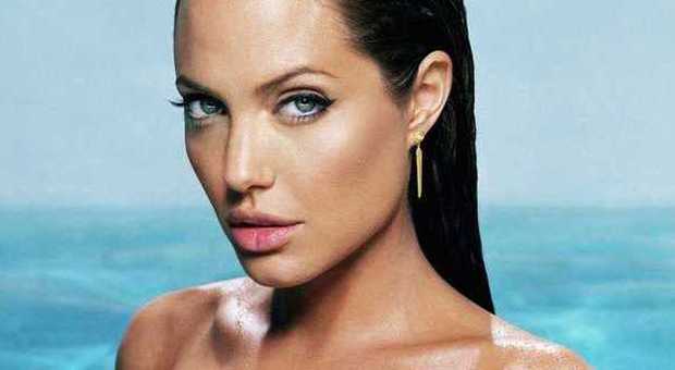 Angelina Jolie splendida e crudele: «Truccata da strega faccio paura anche a mia figlia»