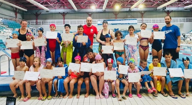 I giovanissimi nuotatori di Aria Sport con i brevetti