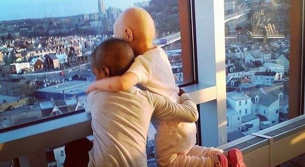 Le due bimbe malate si abbracciano in ospedale: la foto diventa virale