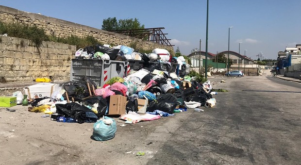 Barra, quintali di rifiuti non raccolti: sversano anche i «furbetti» dei comuni limitrofi