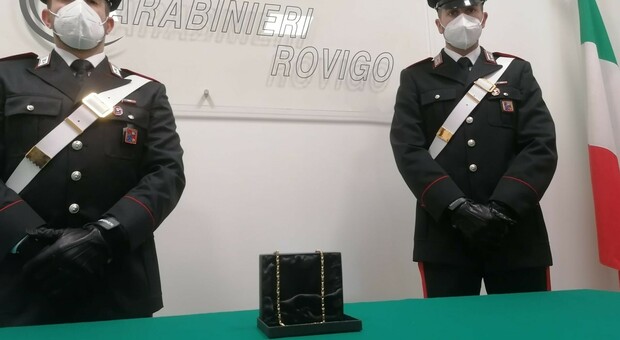 La collana oggetto della rapina, recuperata dai carabinieri